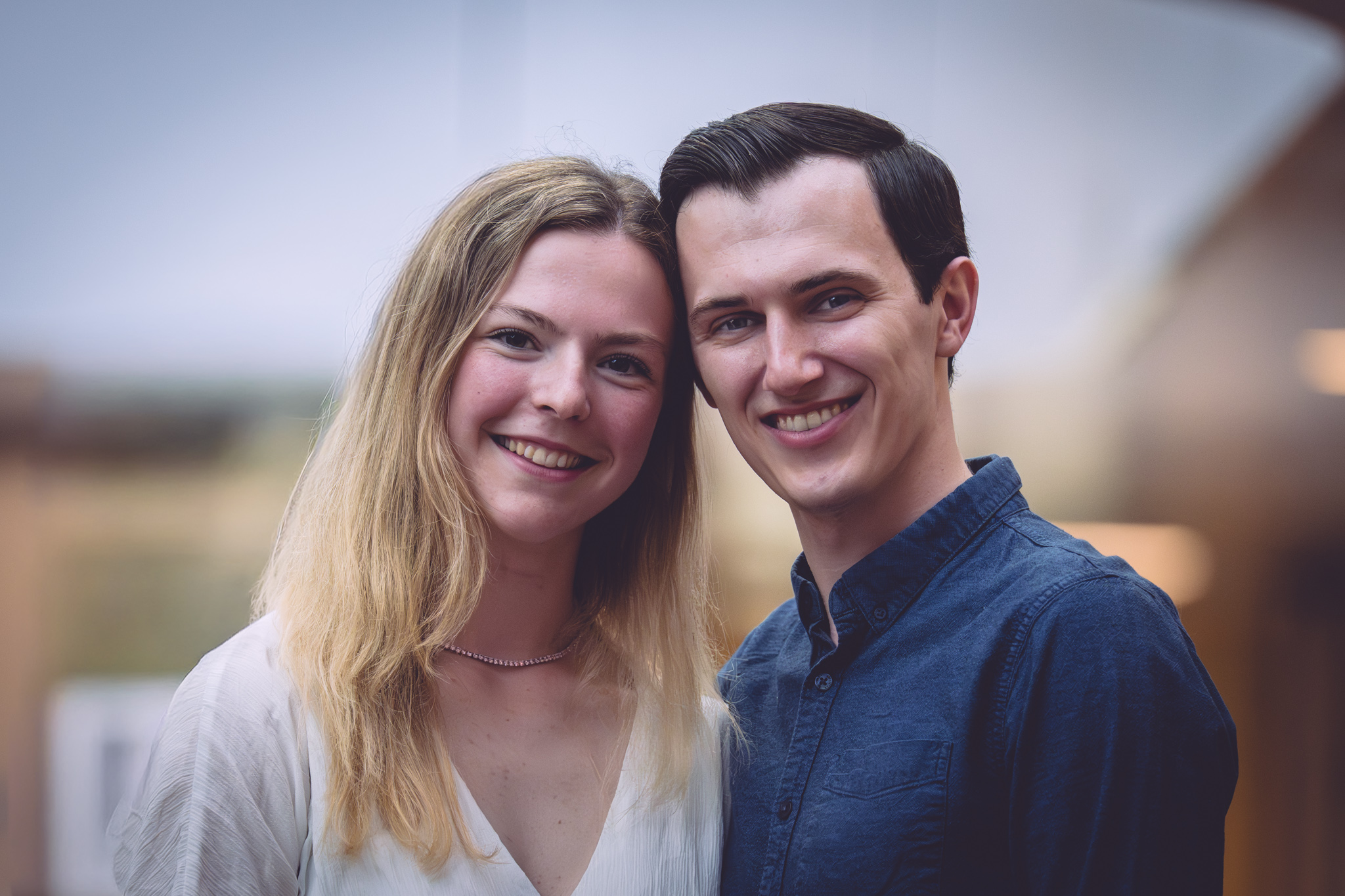 fisrt kiss nadat het net getrouwde stel elkaar het jawoord hebben gegeven